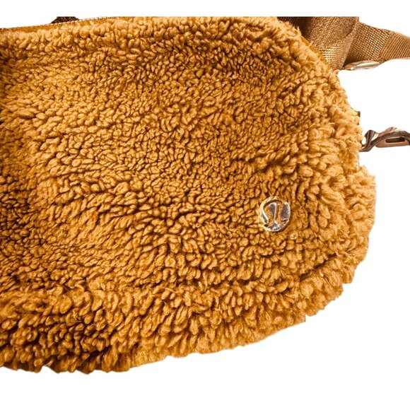 Lululemon Everywhere Sherpa Fleece Crossbody Belt Bag Burnt Caramel - Picture 2 of 9